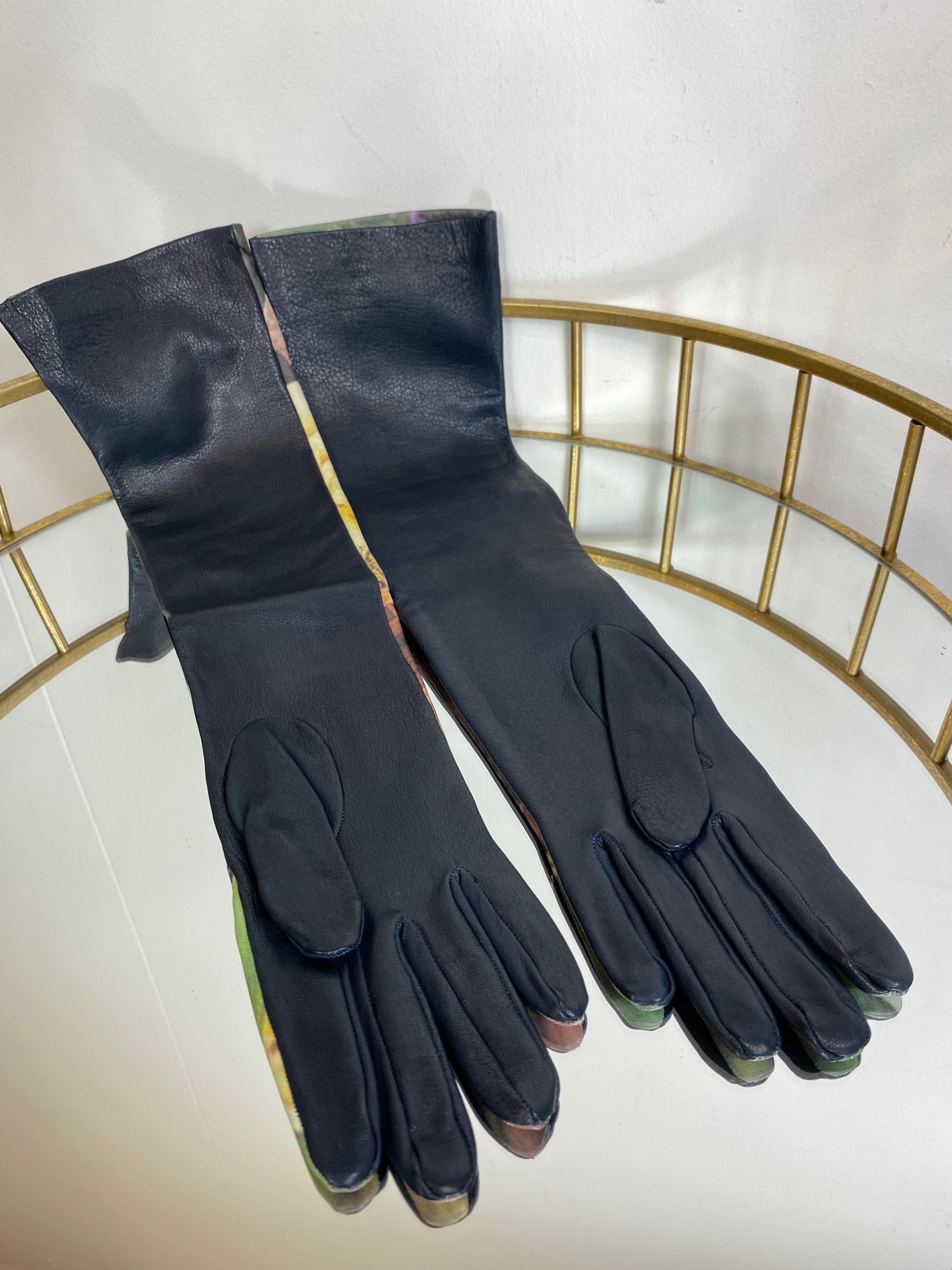 Gucci gloves in soft leather with floral print on the front and black interior.
Black silk lining.
New.
No size label.
Length 49.5 cm 
Wrist width 9 cm