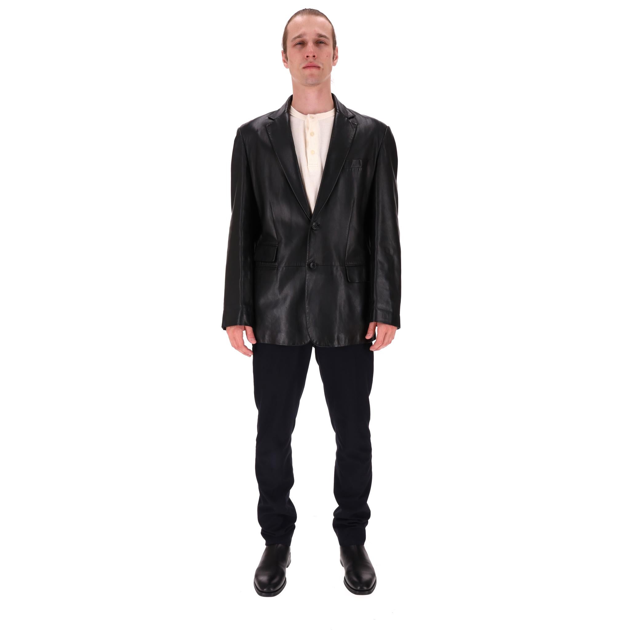 Giacca/Blazer in pelle di Gucci

Giacca nera realizzata in morbida pelle e progettata con rever a specchio e doppia chiusura a bottoni.

Caratterizzato da tasche con patta sul davanti, tasca sul petto, polsini con bottoni e spacchi sul