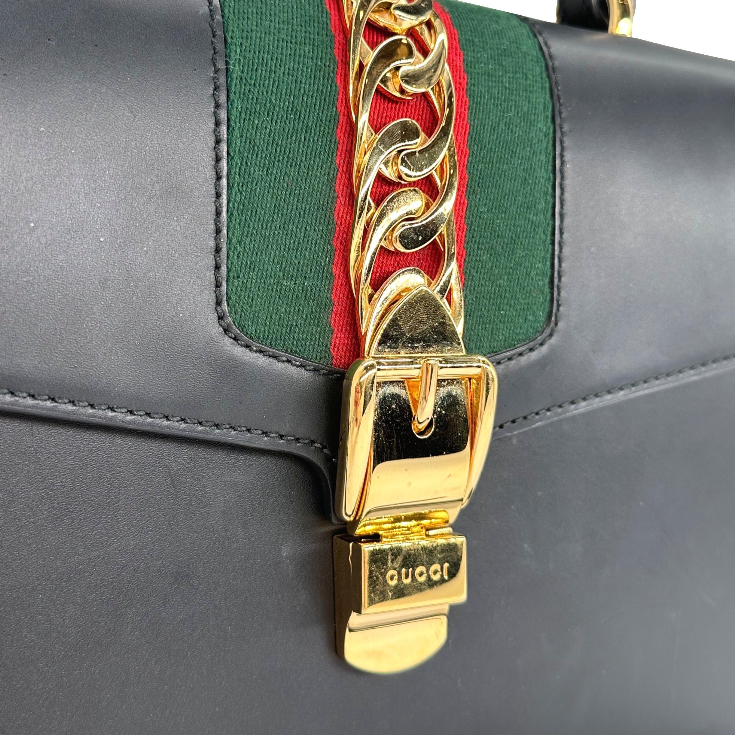Sac à bandoulière Gucci en cuir moyen Sylvie Web Chain Belt Lock à poignée supérieure, 2018.  en vente 2