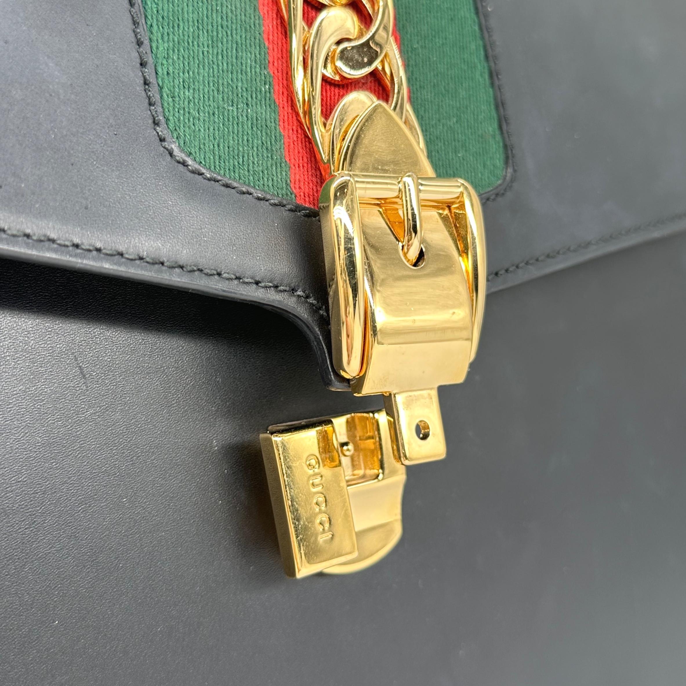 Sac à bandoulière Gucci en cuir moyen Sylvie Web Chain Belt Lock à poignée supérieure, 2018.  en vente 3