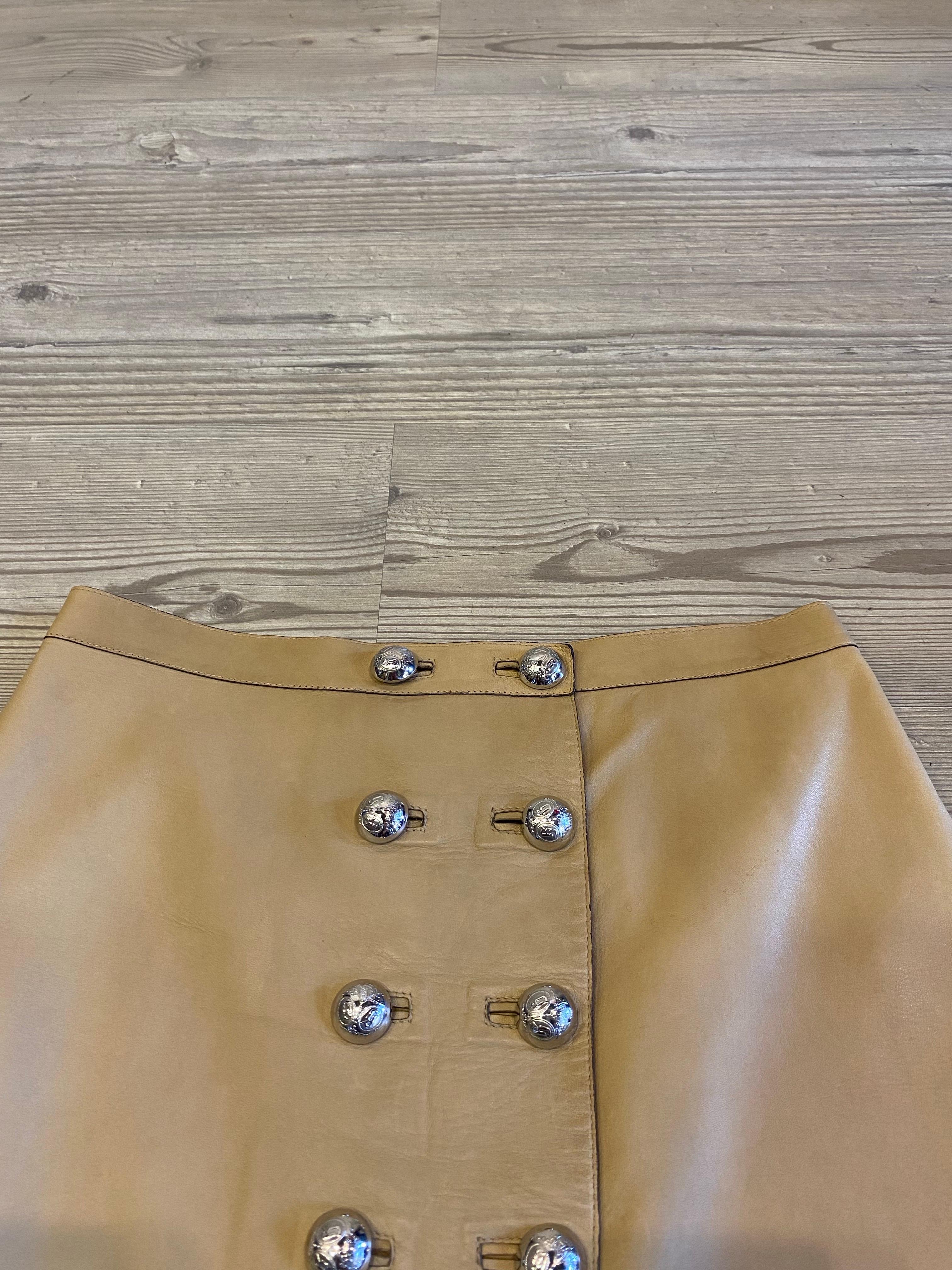 Jupe Gucci.
En cuir beige/écru très souple.
Taille 42 Italien
Taille 38 cm
Longueur 44 cm
Bon état général, présente des signes d'utilisation et le cuir présente un léger noircissement comme indiqué sur la photo.