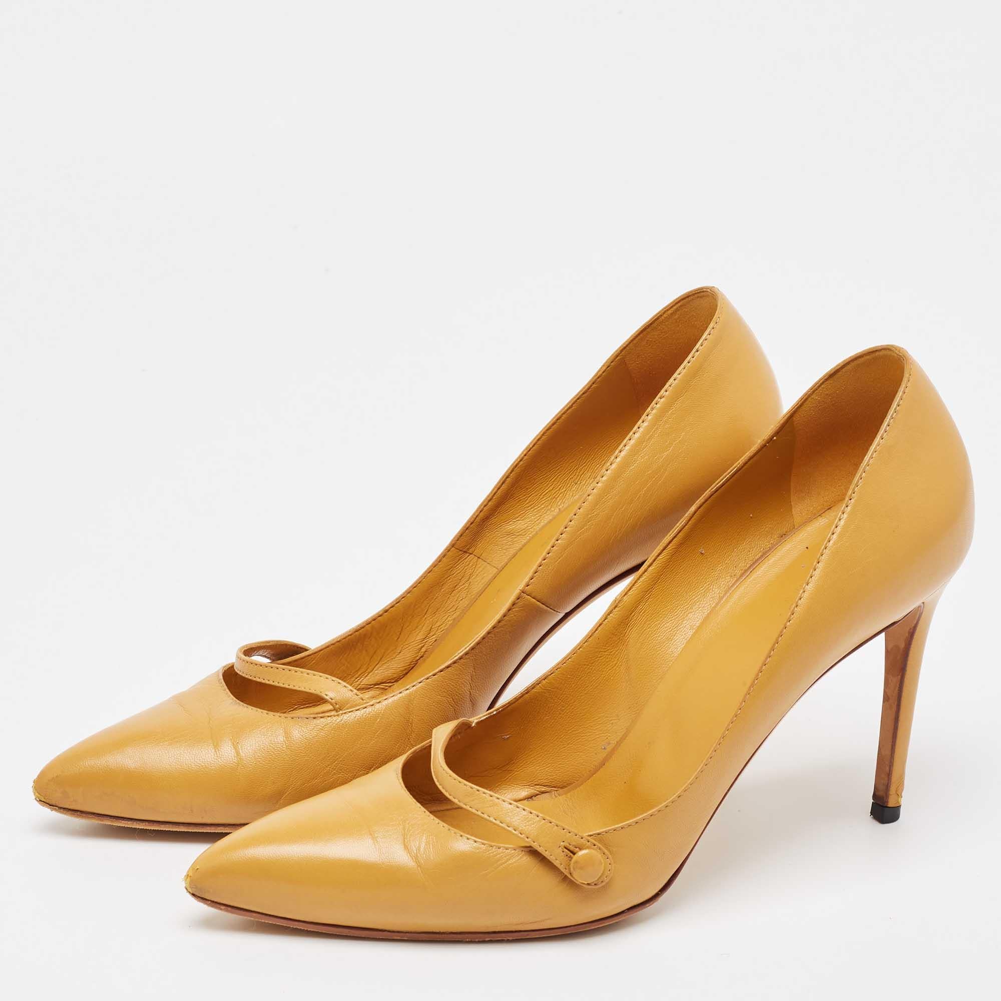 Faites preuve de chic avec ces escarpins de créateur. Ils présentent des talons robustes et des semelles durables, parfaits pour vos sorties à la mode.