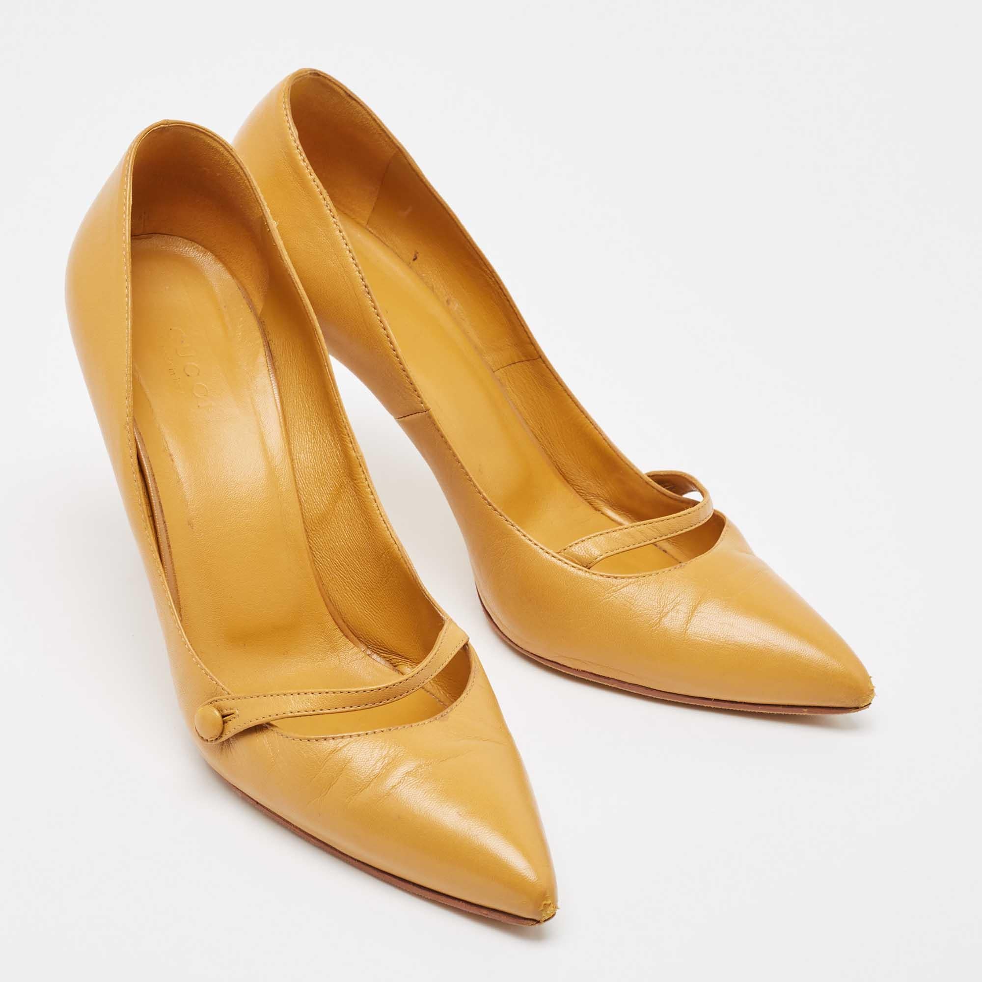 Gucci escarpins à bout pointu en cuir jaune moutarde taille 38,5 Bon état à Dubai, Al Qouz 2