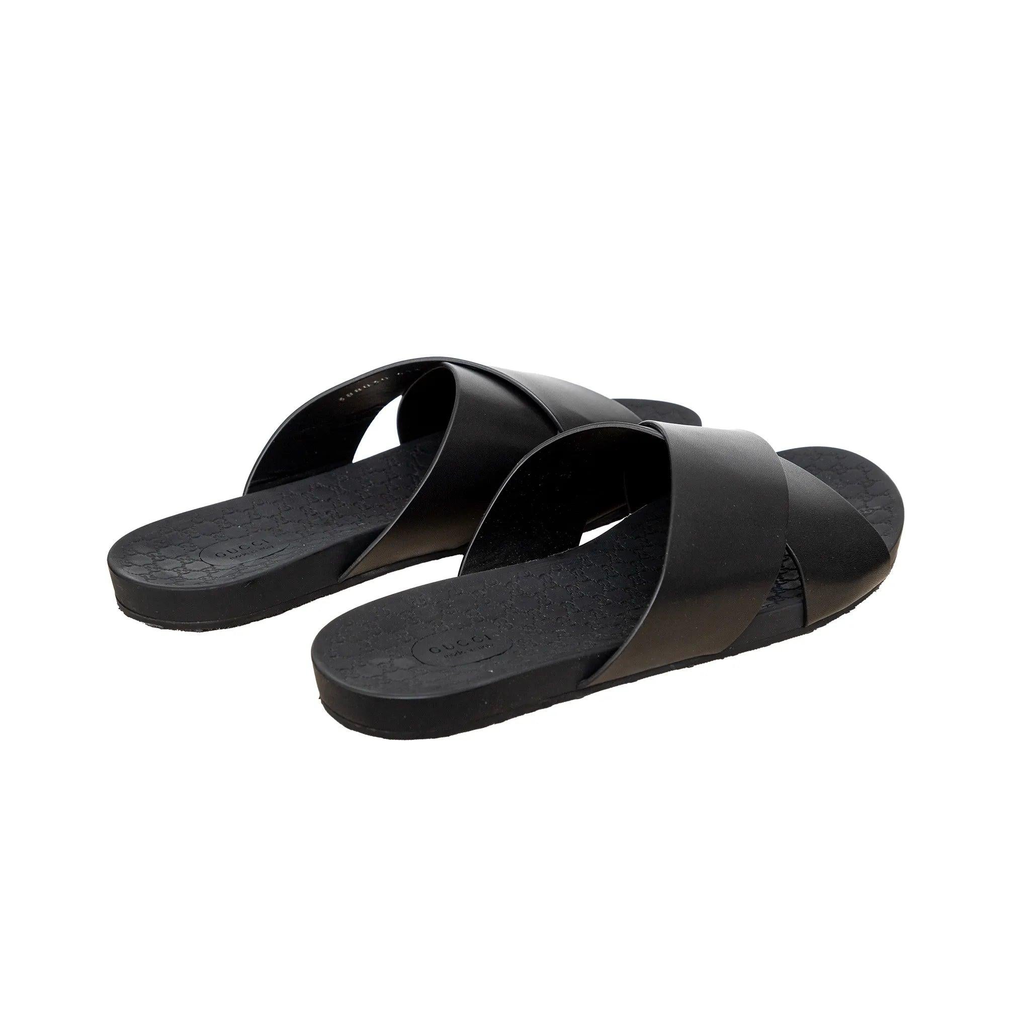 Sandales en cuir noir Gucci avec larges brides croisées et semelle intérieure embossée du logo. Élégantes et minimales, ces paires unisexes associent un cuir de qualité supérieure au confort et à l'adhérence au quotidien. 
 Inclus : sac à poussière,