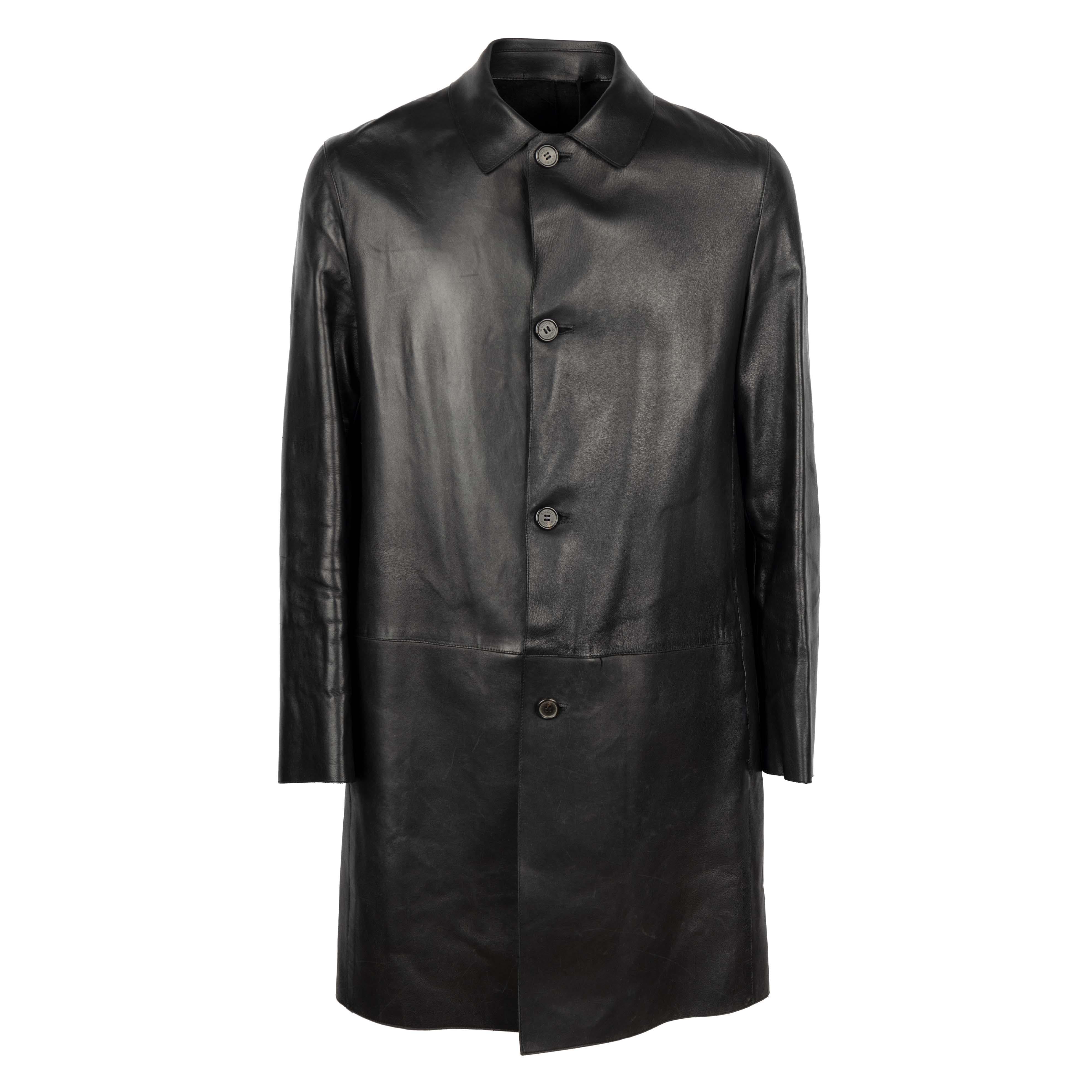 Gucci black leather trench coat from the iconic Tom Ford era in the early 2000s, known for revitalizing the brand with his eye-catching ready-to-wear designs. Wool and cashmere lining. Long sleeve button fastening.
