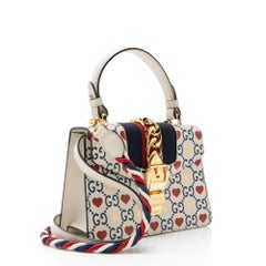 Bolso «Sylvie Mini» de Gucci, de piel, con asa superior, para San Valentín