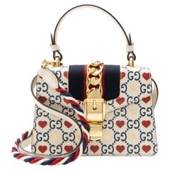 Bolso «Sylvie Mini» de Gucci, de piel, con asa superior, para San Valentín