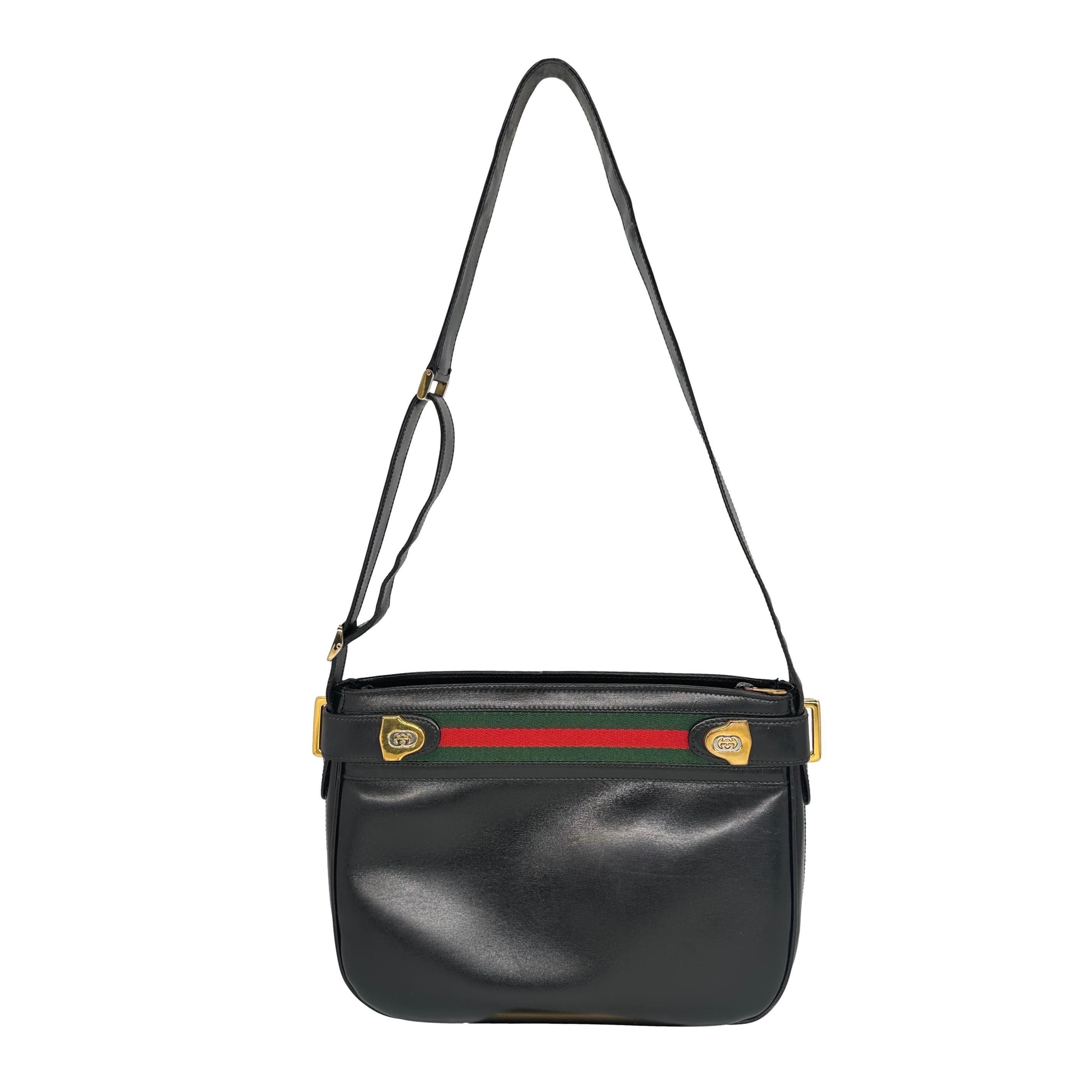 Bolso de hombro cruzado de piel de la línea Sherry Web Vintage de Gucci, 1980. Este bolso extremadamente popular y clásico de la línea Sherry web se introdujo originalmente en la década de 1960 y se inspira en el estilo de vida ecuestre del que