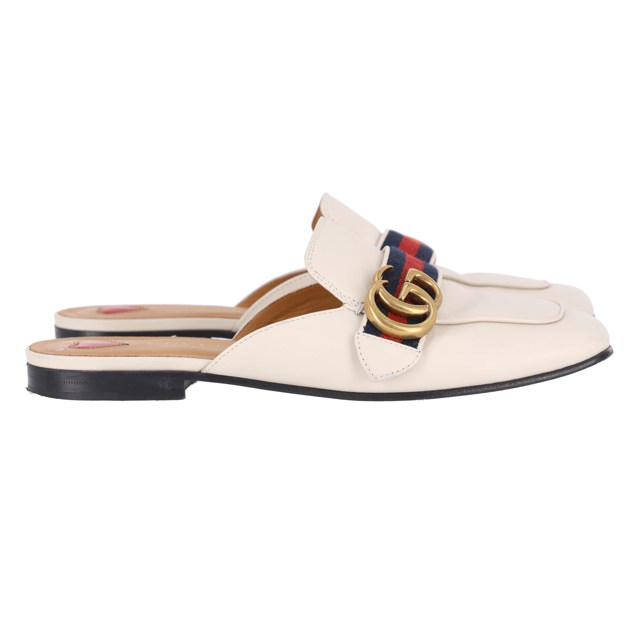 Gucci Leather Web Stripe & 'GG' Logo Slides

Cream leather with iconic green and red web stripe to the fronts with gold metal 'GG'

logos.

Size - 36.5

Condition - Good/Very Good (Slight scuff to the front)

Composition - Leather

Comes With -