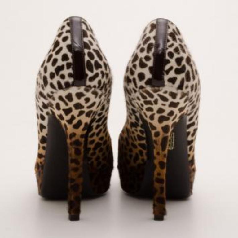Gucci Bombas de plataforma de pelo de becerro con estampado de leopardo talla 36.5 Negro en venta