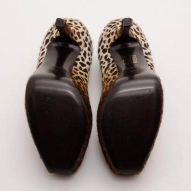 Gucci Bombas de plataforma de pelo de becerro con estampado de leopardo talla 36.5 en Bueno estado para la venta en Dubai, Al Qouz 2