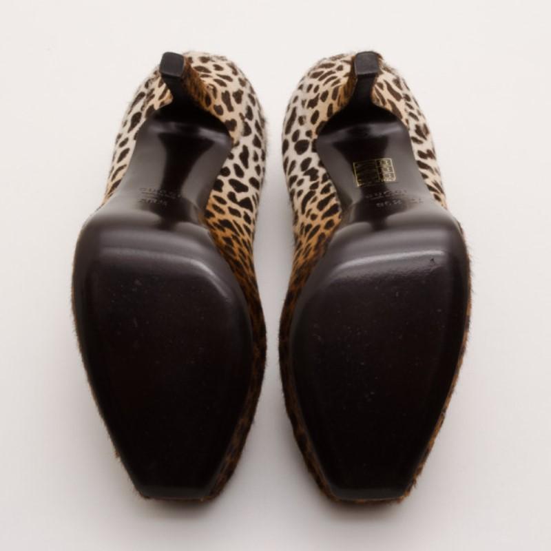 Gucci Leopard Print Calf-Hair Platform Pumps Size 36.5 In Excellent Condition In Dubai, Al Qouz 2