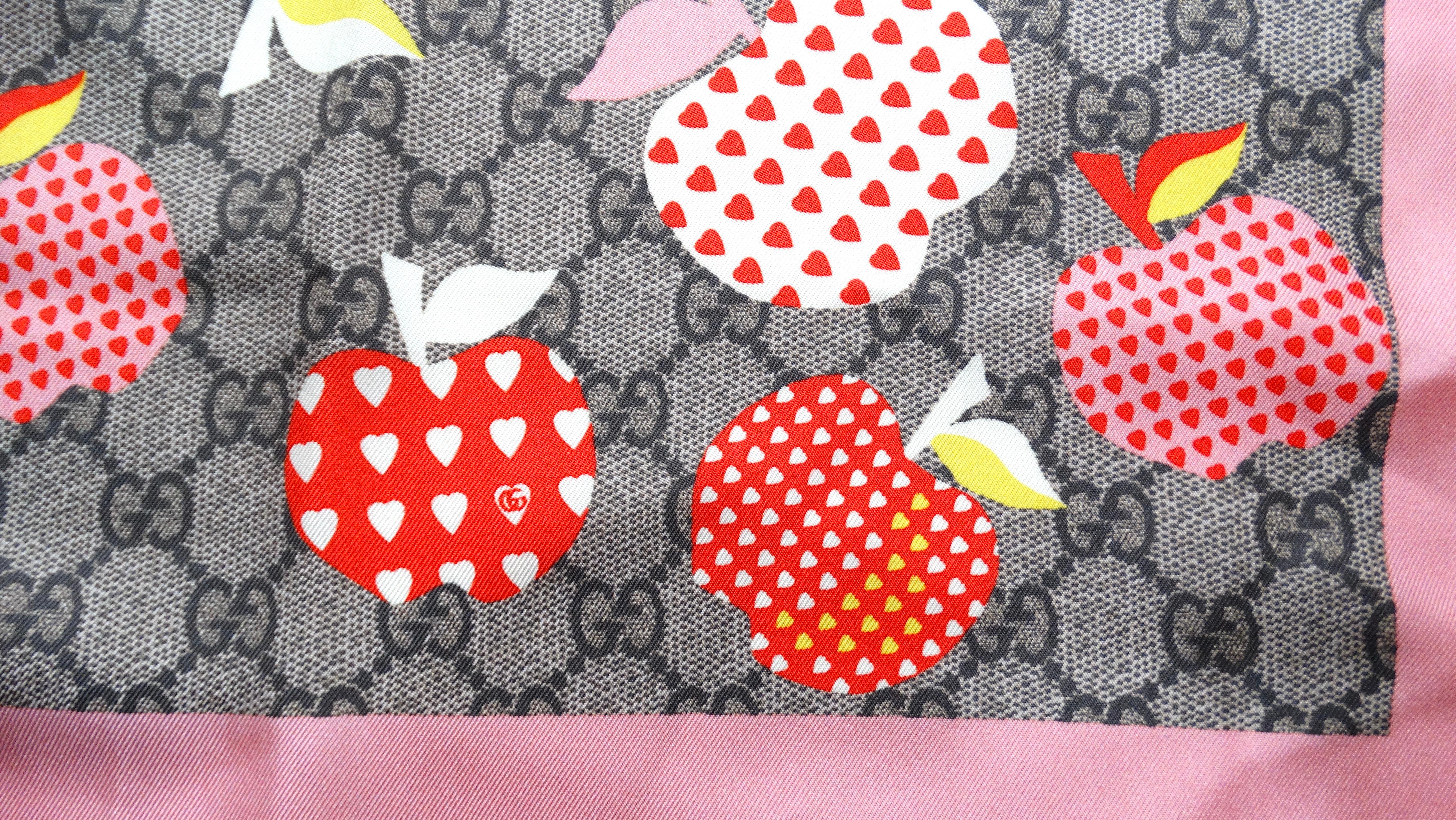 Il foulard in seta con stampa Monogram Les Pommes Apples & Hearts di Gucci è un accessorio straordinario che incarna l'estetica giocosa e lussuosa dell'iconica casa di moda. Realizzata in seta di alta qualità, questa sciarpa presenta un design