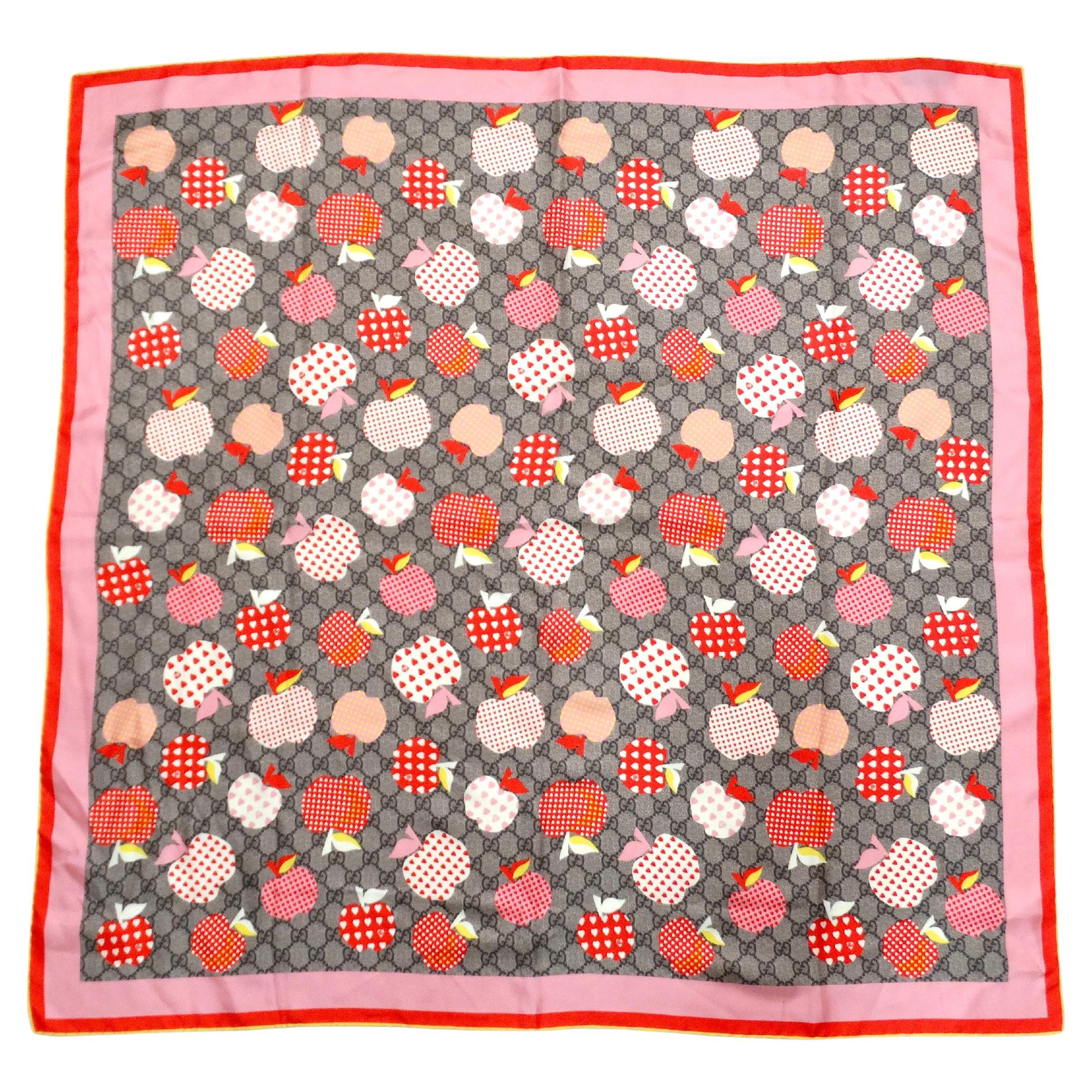 Sciarpa in seta con stampa Monogram di Gucci Les Pommes Mele e Cuori in vendita