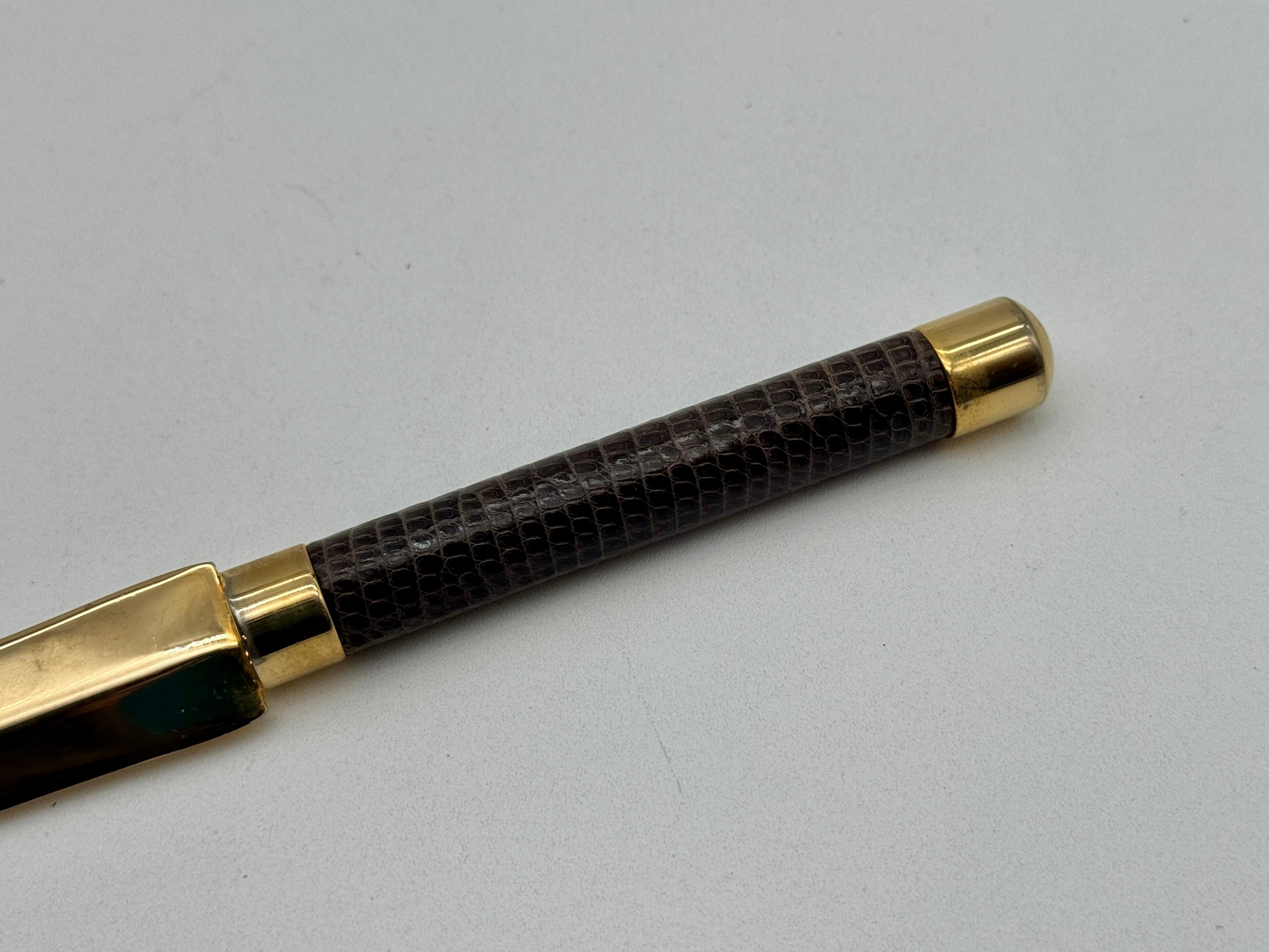 Messingplatte mit Eidechsenlederdruck
H 11 x B 0,75 x T 0,5 Zoll.
Gucci-Stempel und Made in Italy