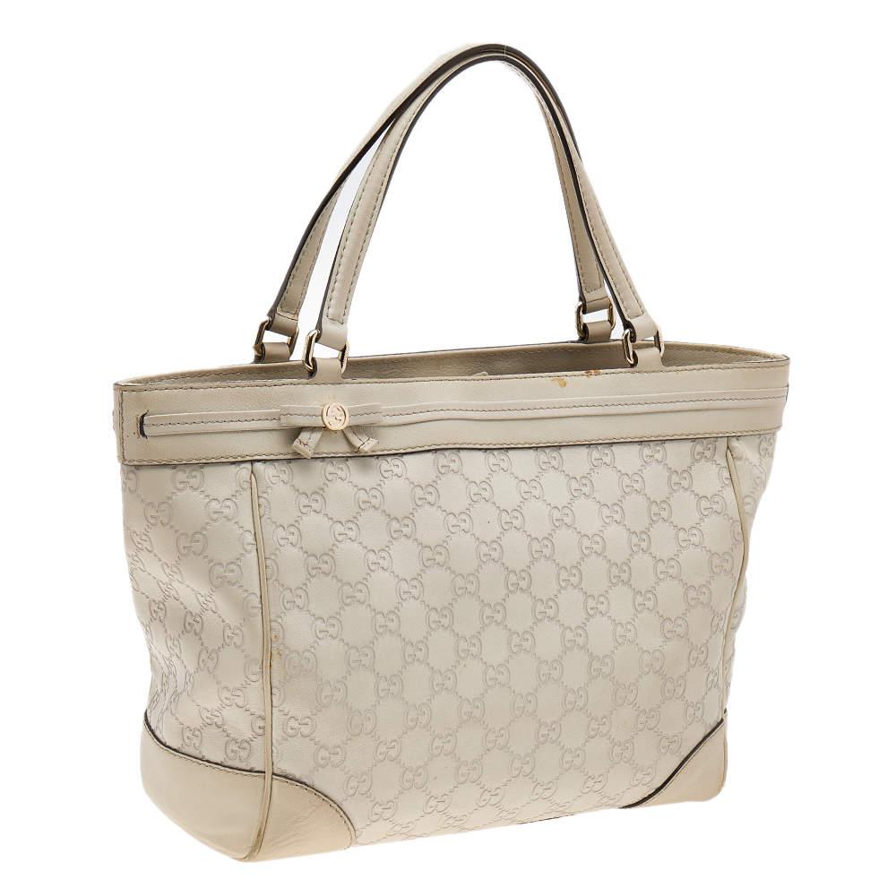 This Mayfair tote from the house of Gucci is perfect for everyday use. Created using light beige Guccissima leather, the pretty piece is detailed with a bow accent on the front. It has gold-tone hardware, two handles, and a canvas-lined interior.