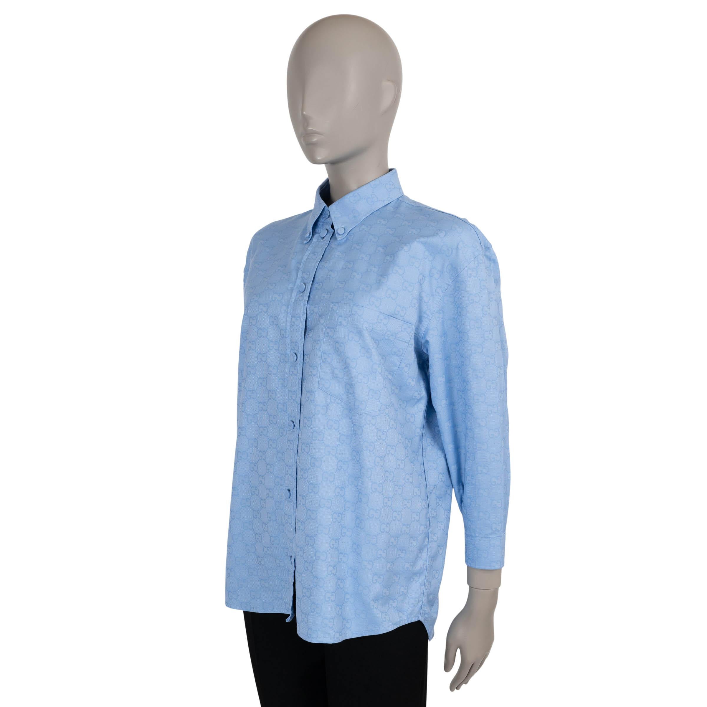 Dieses 100% authentische Gucci Hemd ist aus hellblauer GG Supreme Baumwolle (100%) gefertigt und zeigt das ikonische Motiv des Hauses in einem subtil gewebten Jacquard. Die leicht übergroße Silhouette mit verlängerter Länge zeichnet sich durch einen