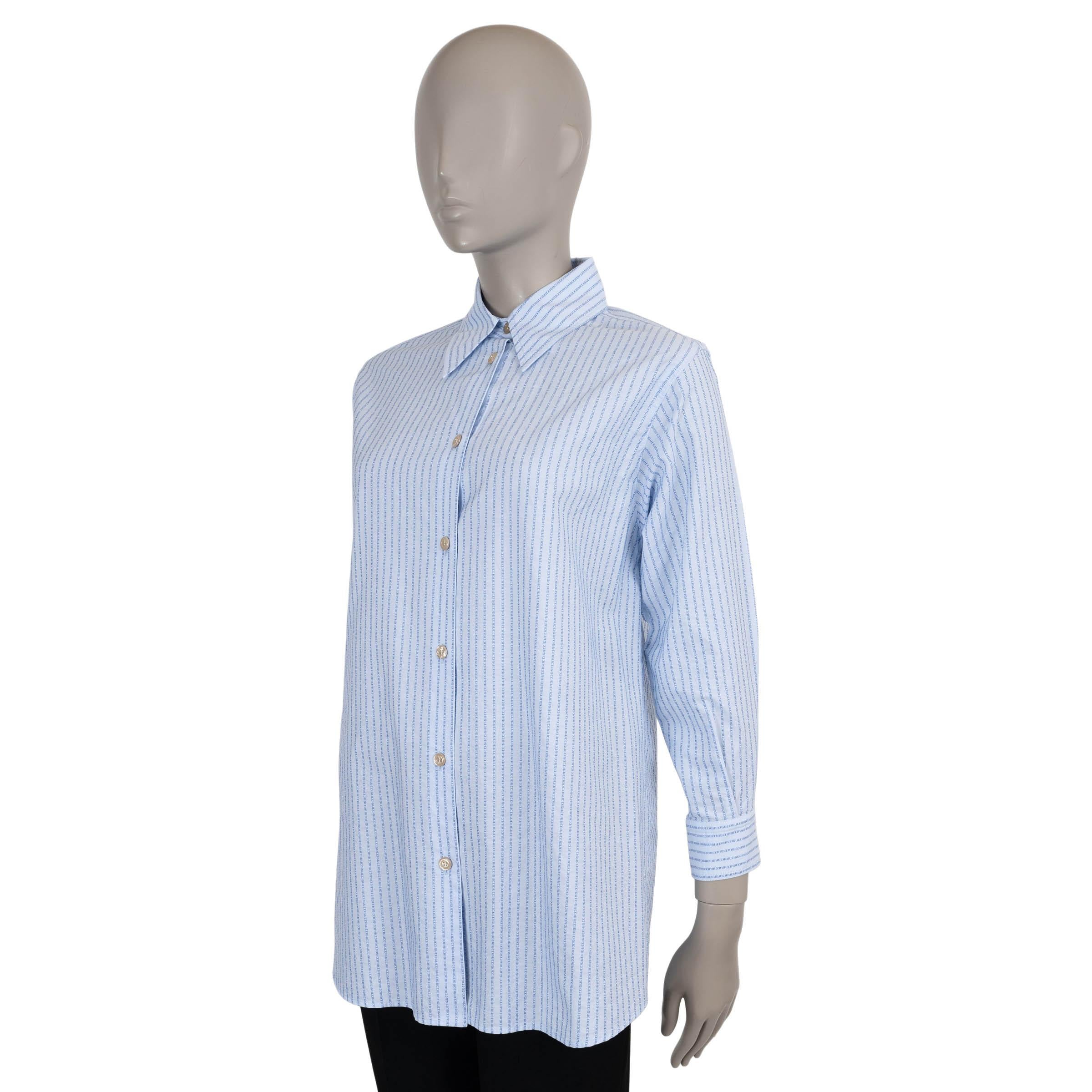 100% authentisches Gucci Button-up Hemd aus hellblauer Baumwollpopeline (Inhalt und Größenetikett fehlen), mit durchgehenden marineblauen Logostreifen. Das Modell in leicht übergroßer Silhouette und Tunika-Länge verfügt über einen spitzen Kragen,