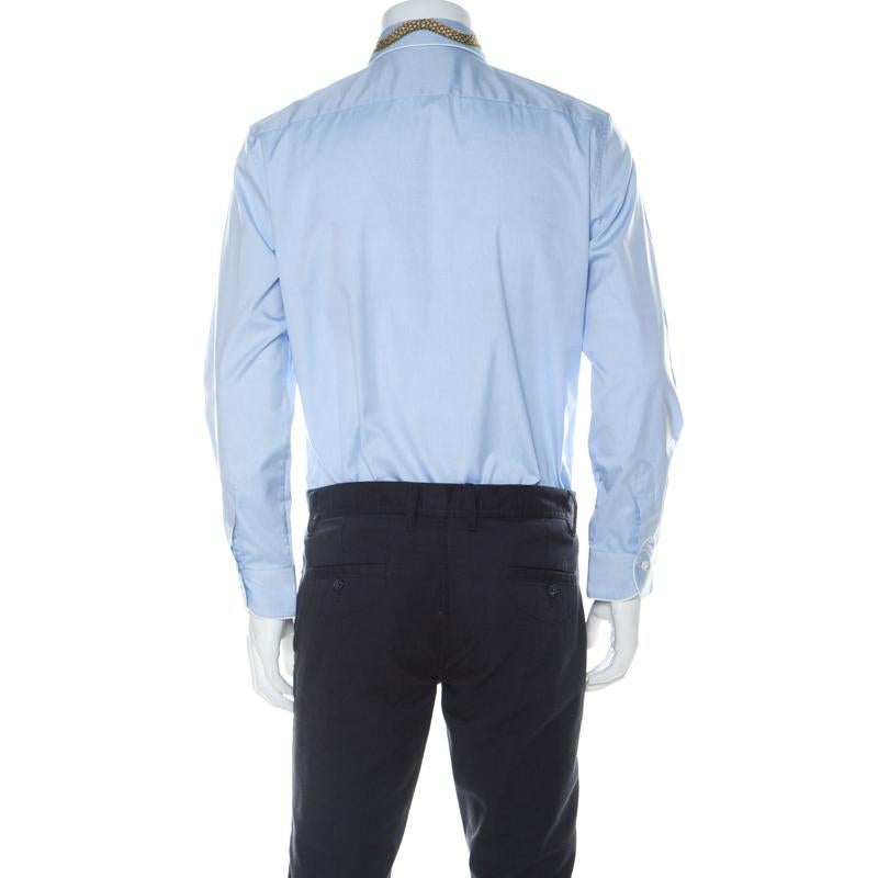 You will love wearing this fabulous Gucci shirt for all your outings. The light blue creation is made of 100% cotton and features a dragon applique on the collar. It flaunts front button fastenings and long sleeves. Pair it with slim fit trousers