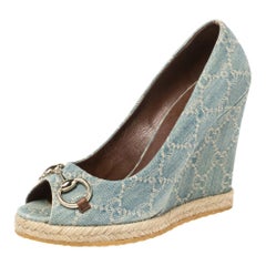 Gucci Hellblaue Denim Horsebit Wedge Pumps Größe 38