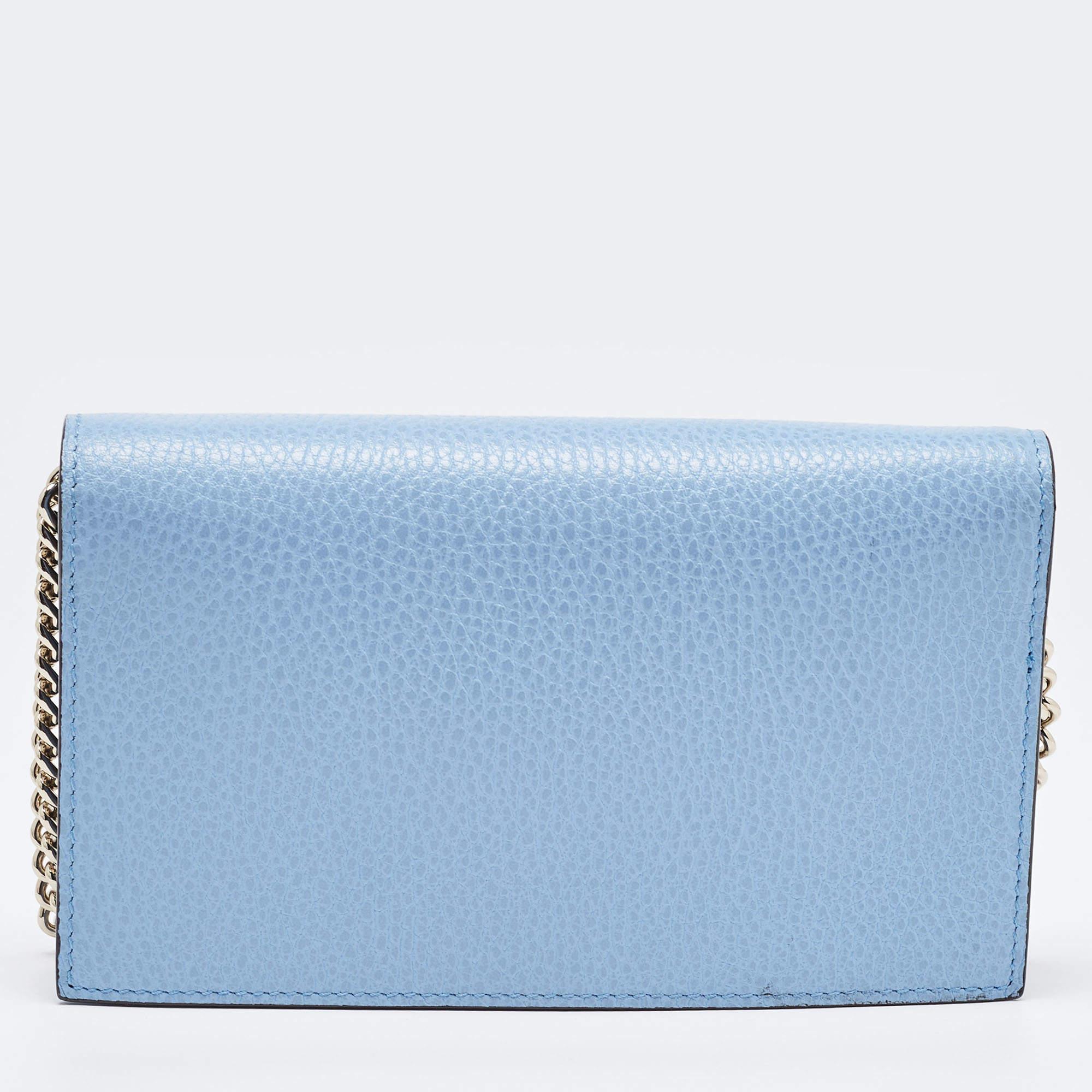 This wallet on chain is conveniently designed for easy wear. It comes with a well-spaced interior for you to arrange your cards and cash neatly. This stylish piece is complete with a chain link.

Includes: Detachable Chain Strap
