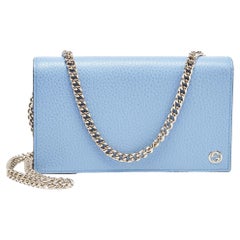 Gucci - Portefeuille Betty en cuir bleu clair sur chaîne