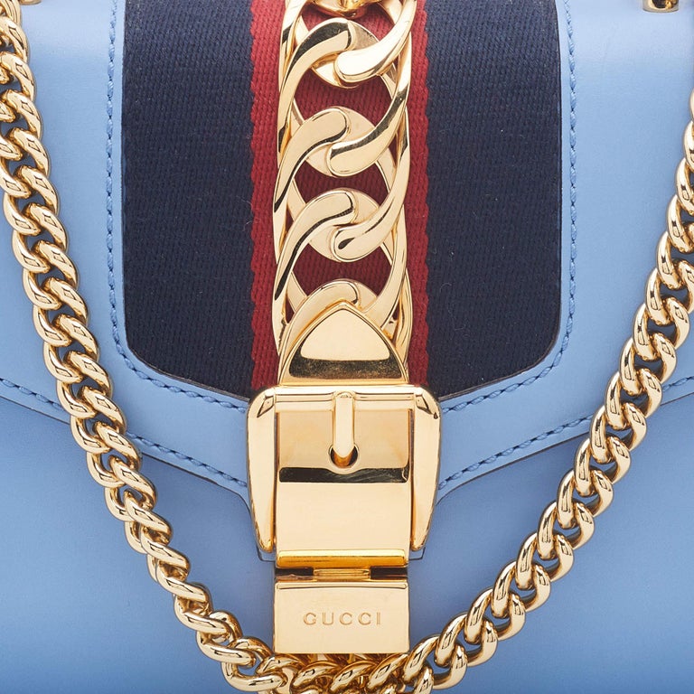 Gucci - Sac à bandoulière « Sylvie » en cuir bleu clair avec mini chaîne En  vente sur 1stDibs