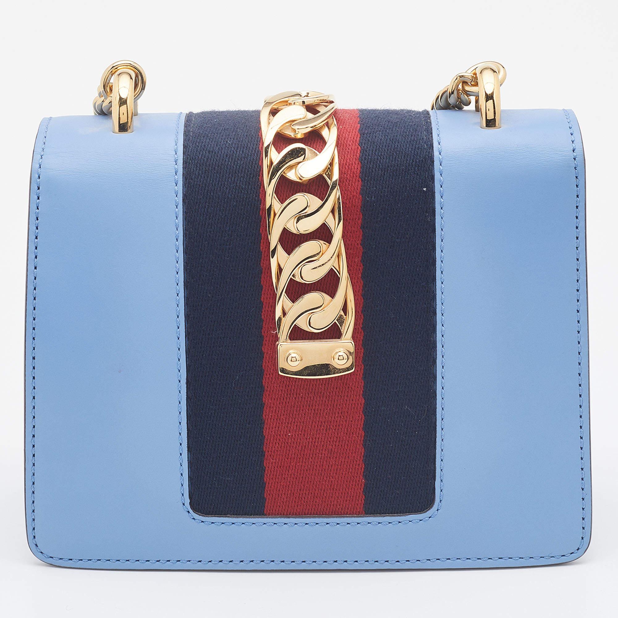 From the house of Gucci comes this gorgeous Sylvie shoulder bag that will perfectly complement all your outfits. It has been luxuriously crafted from leather and styled with a chain-web decorated flap and a buckle lock to secure the Alcantara