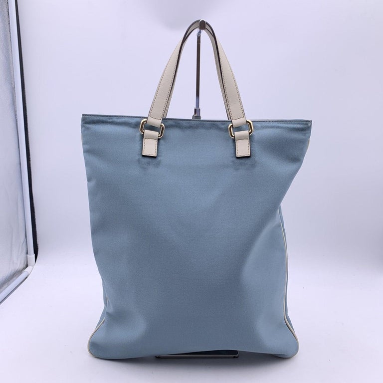 Gucci - Sac à main plat en toile de nylon bleu clair, sac cabas vertical En  vente sur 1stDibs