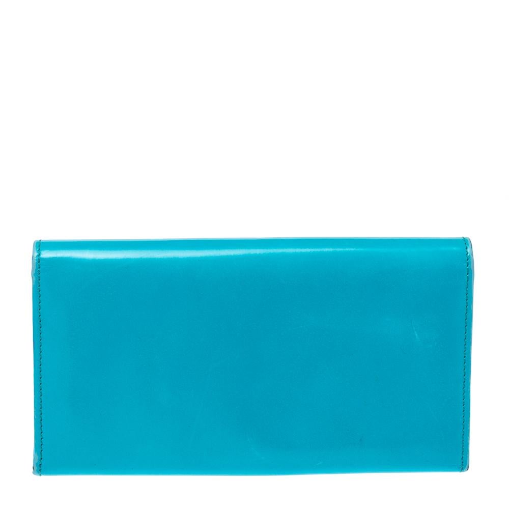 It is so easy to fall in love with this wallet from Gucci. Light blue in color and stunning in appeal, this creation will be a fantastic addition to your closet. Meticulously crafted from patent leather, this wallet comes styled with a