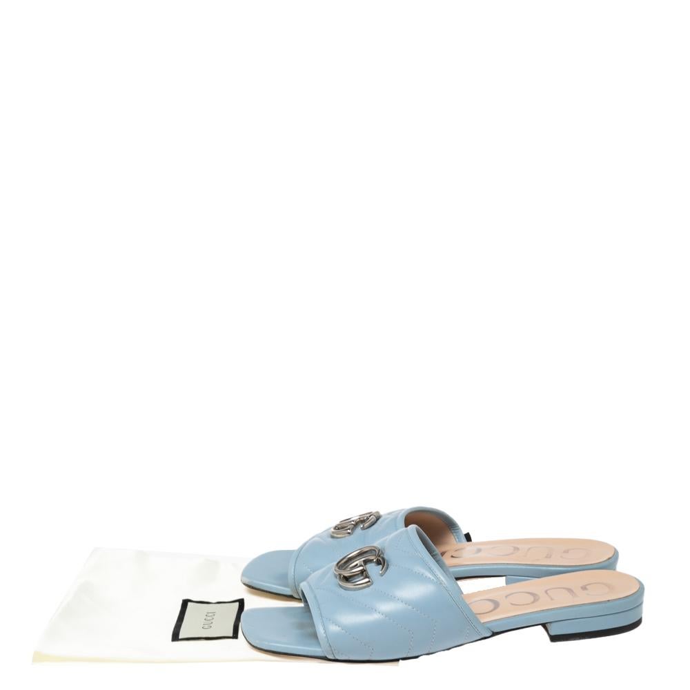 Adorned with signatory motifs and chic aesthetics, these Jolie slides from the House of Gucci grant your feet iconic beauty! They are made from light-blue quilted leather, with a silver-toned GG motif attached to the upper. They are enhanced with an