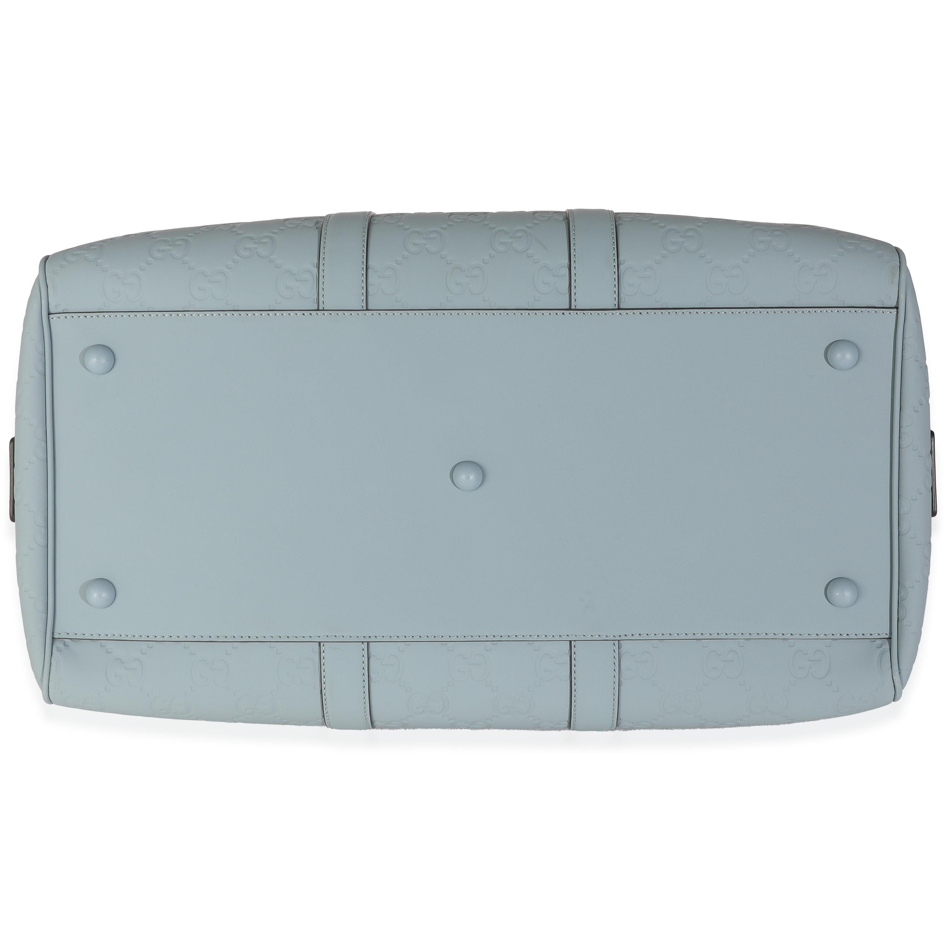 Listing Title : Gucci Light Blue Rubber Effect GG Embossed Large Duffle Bag
SKU : 147083
Condit : Usagé 
Description de l'état : Le Web vert et rouge de Gucci a été créé en 1964 et est depuis considéré comme une signature reconnaissable de la