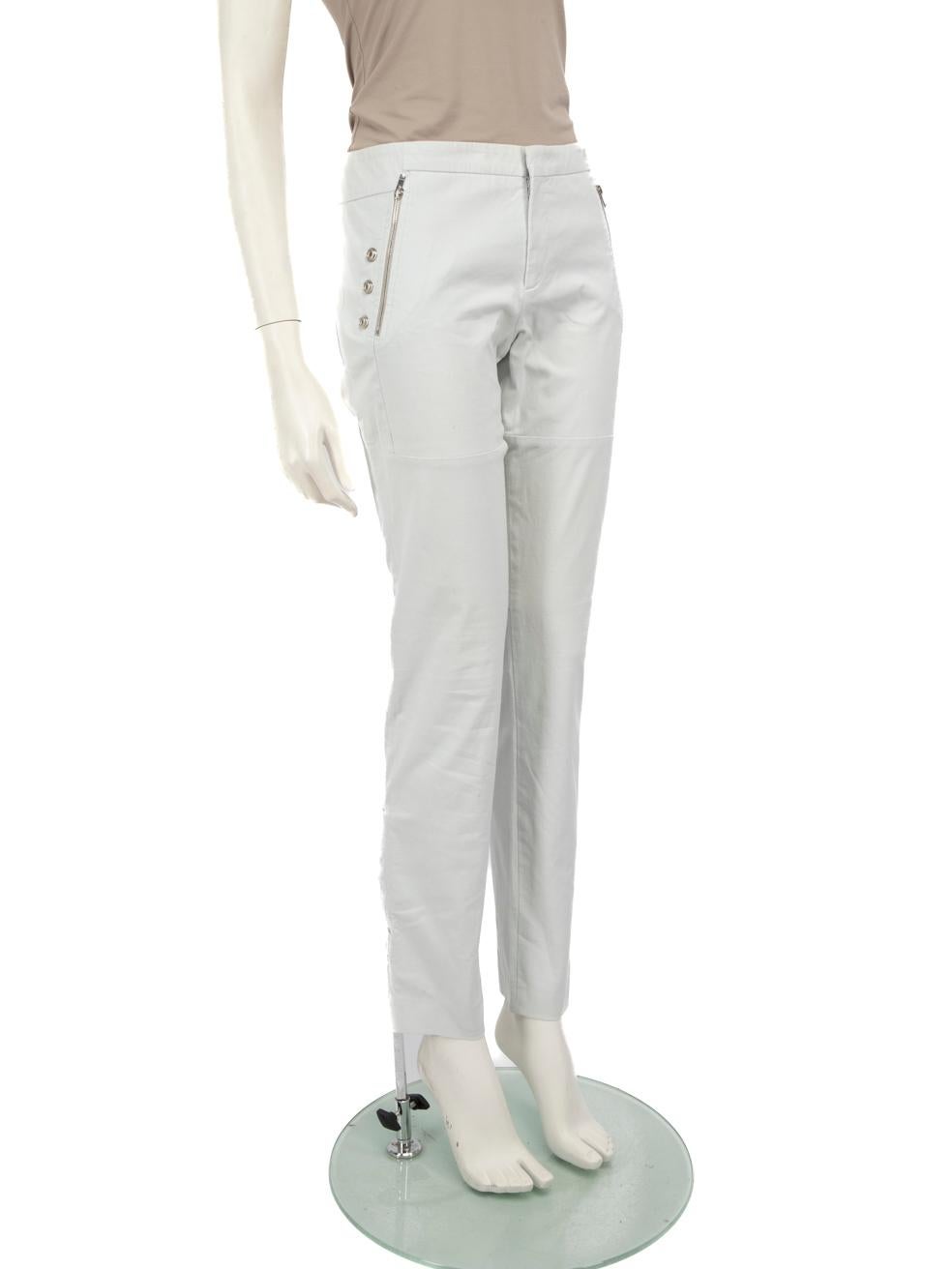 L'ÉTAT est très bon. L'usure des pantalons est à peine visible. L'étiquette de composition est manquante sur cet article de revente d'occasion de la marque Gucci.
 
 
 
 Détails
 
 
 Bleu clair
 
 Coton
 
 Pantalon
 
 Coupe skinny
 
 Détails de la