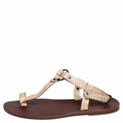 Gucci Sandalias planas con hebilla y anilla de cocodrilo en crema claro Talla 41