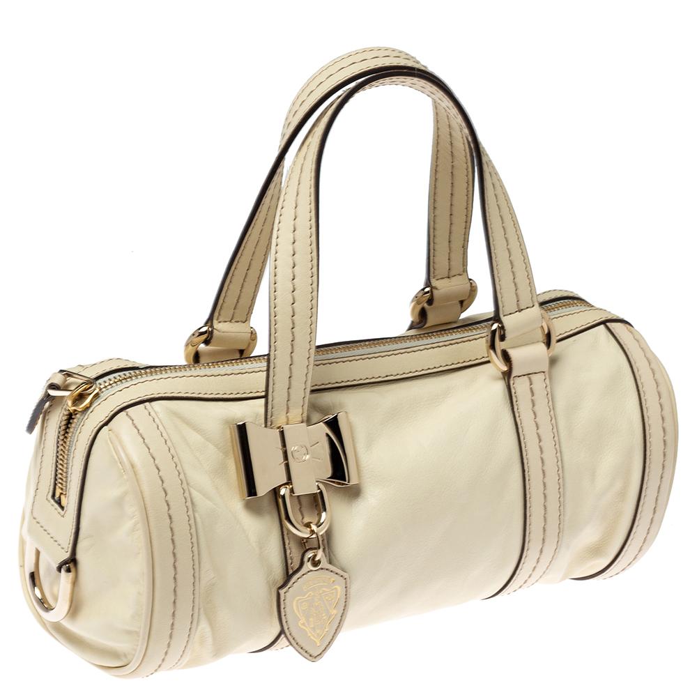 Gucci, kleine Duchessa Boston Tasche aus hell cremefarbenem Leder im Zustand „Gut“ in Dubai, Al Qouz 2
