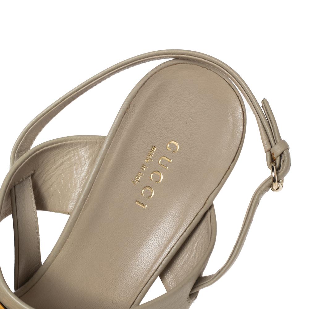 Gucci Light Grey Leather Platform Slingback Sandals 37.5 In Good Condition For Sale In Dubai, Al Qouz 2