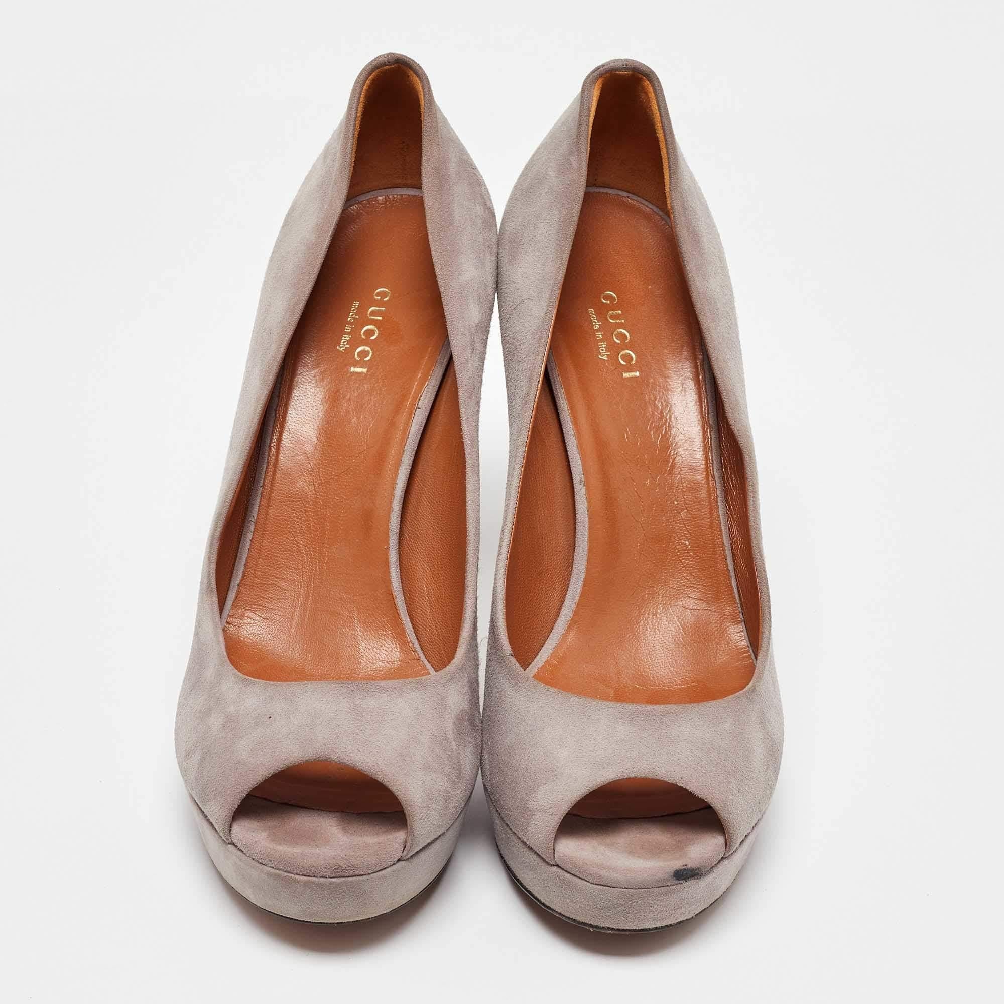 Gris Gucci Light Grey Suede Peep Toe Platform Pumps Size 39 en vente