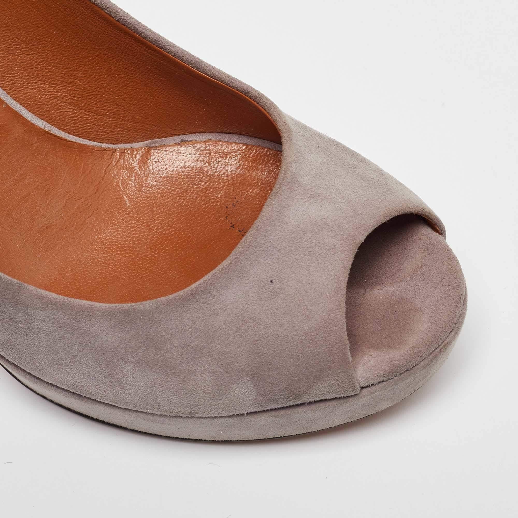 Gucci Light Grey Suede Peep Toe Platform Pumps Size 39 en vente 2