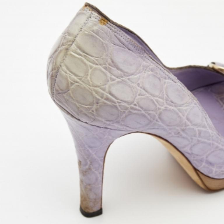 Exhibe un estilo elegante con este par de zapatos de salón. Estos zapatos de marca para mujer están fabricados con materiales de calidad. Llevan suelas duraderas y tacones elegantes.