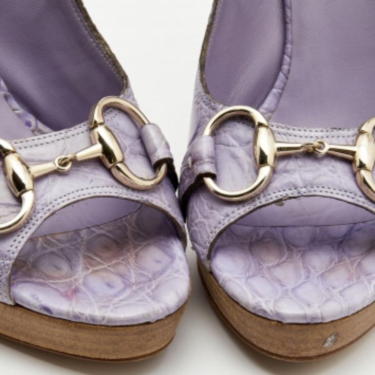 Gucci Bombas de piel de cocodrilo morado claro con puntera abierta tamaño 39 Gris en venta