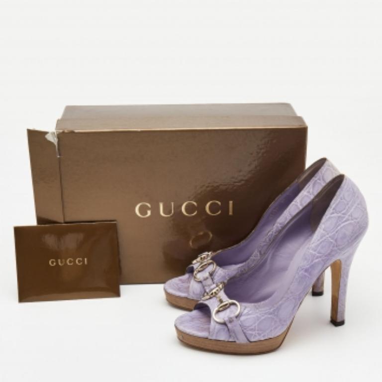 Gucci Bombas de piel de cocodrilo morado claro con puntera abierta tamaño 39 en Bueno estado para la venta en Dubai, Al Qouz 2