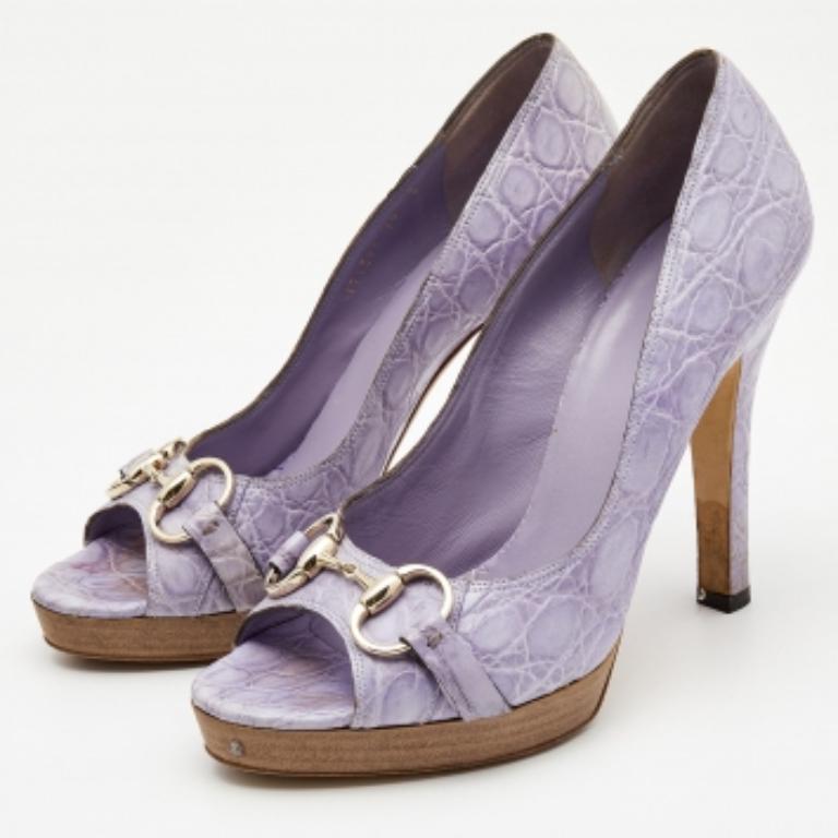 De las mujeres Gucci Bombas de piel de cocodrilo morado claro con puntera abierta tamaño 39 en venta