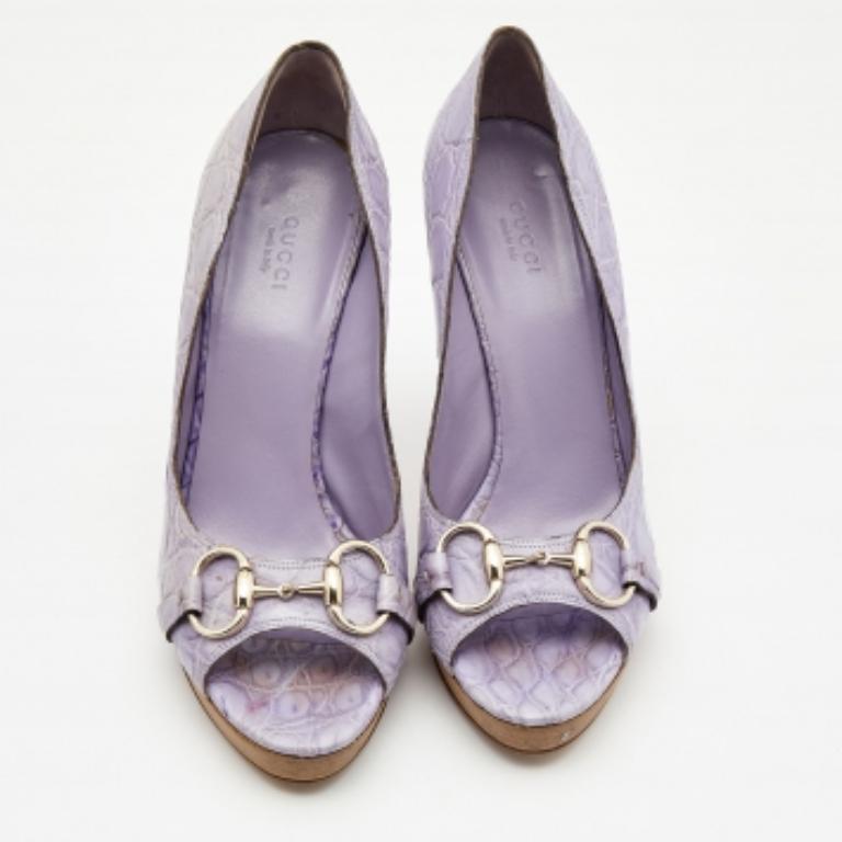 Gucci Bombas de piel de cocodrilo morado claro con puntera abierta tamaño 39 en venta 1