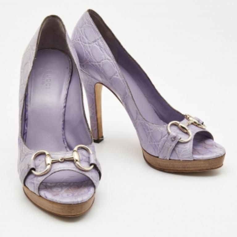 Gucci Bombas de piel de cocodrilo morado claro con puntera abierta tamaño 39 en venta 2
