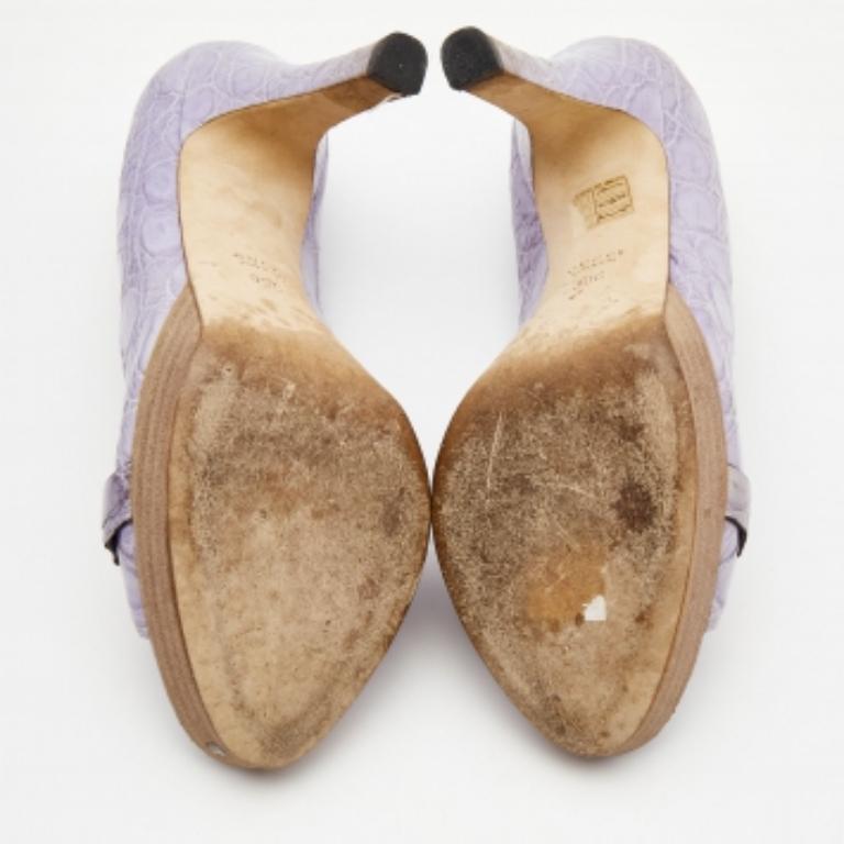 Gucci Bombas de piel de cocodrilo morado claro con puntera abierta tamaño 39 en venta 4