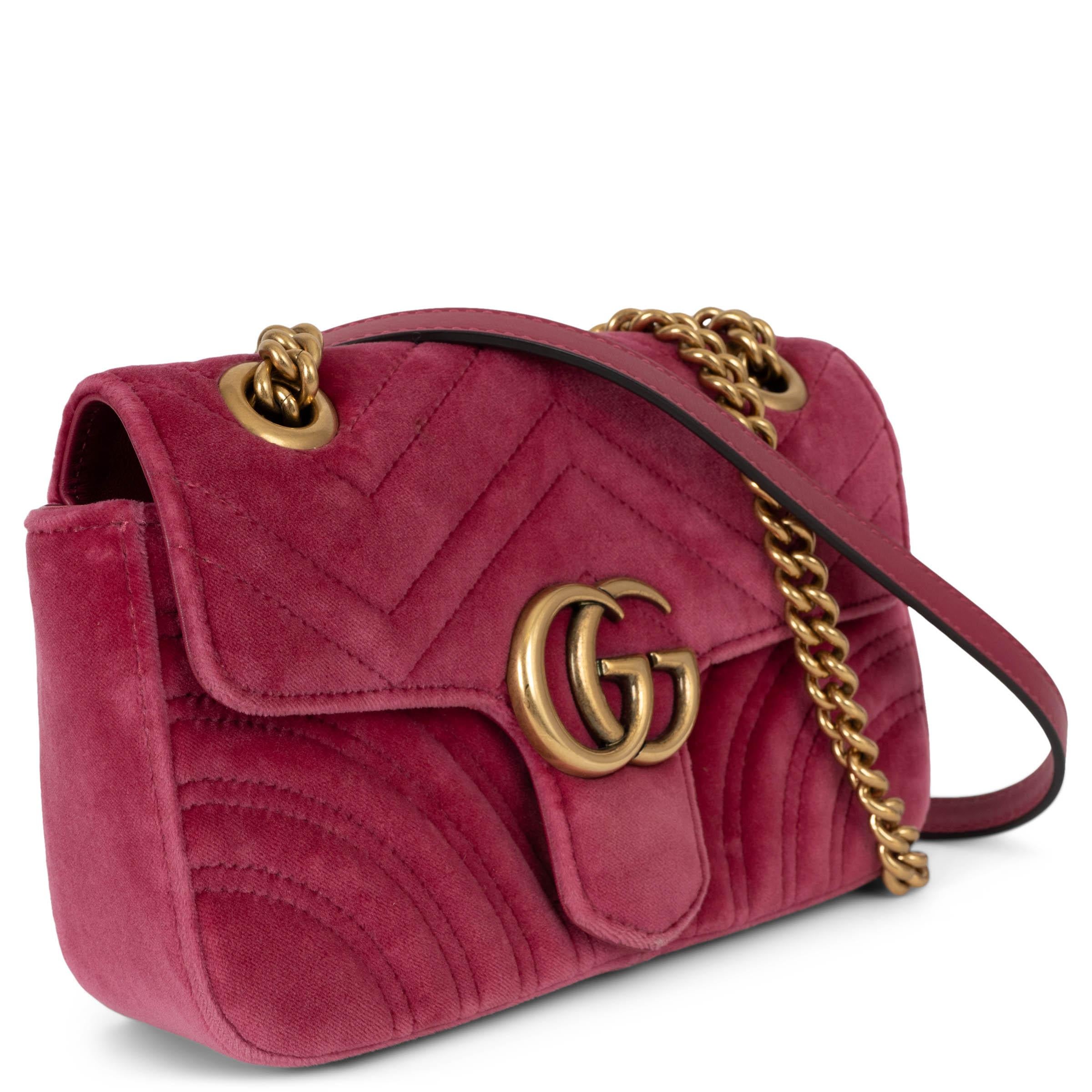Este bolso bandolera con solapa Marmont Matelassé Small 100% auténtico de Gucci en terciopelo acolchado rosa frambuesa claro es el accesorio en tonos joya perfecto para fiestas y eventos nocturnos. Con la icónica hebilla GG Marmont, una correa de