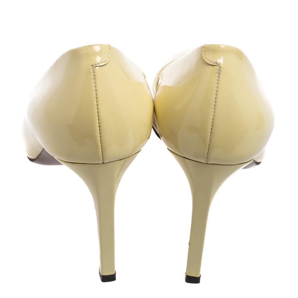 Beige Gucci Light Yellow Patent Leather Peep-Toe Pumps Size 38 For Sale