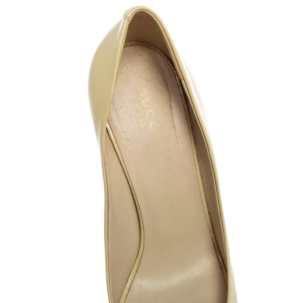 Women's Gucci Light Yellow Patent Leather Peep-Toe Pumps Size 38 For Sale