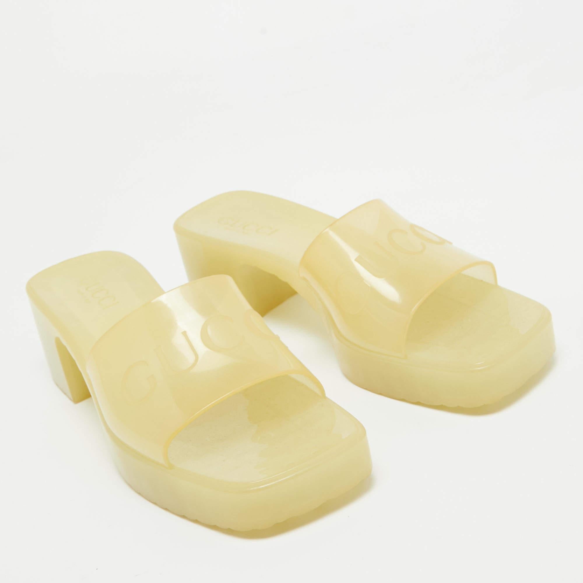 Gucci Light Yellow Rubber Logo Embossed Slide Sandals Size 37 In Excellent Condition For Sale In Dubai, Al Qouz 2