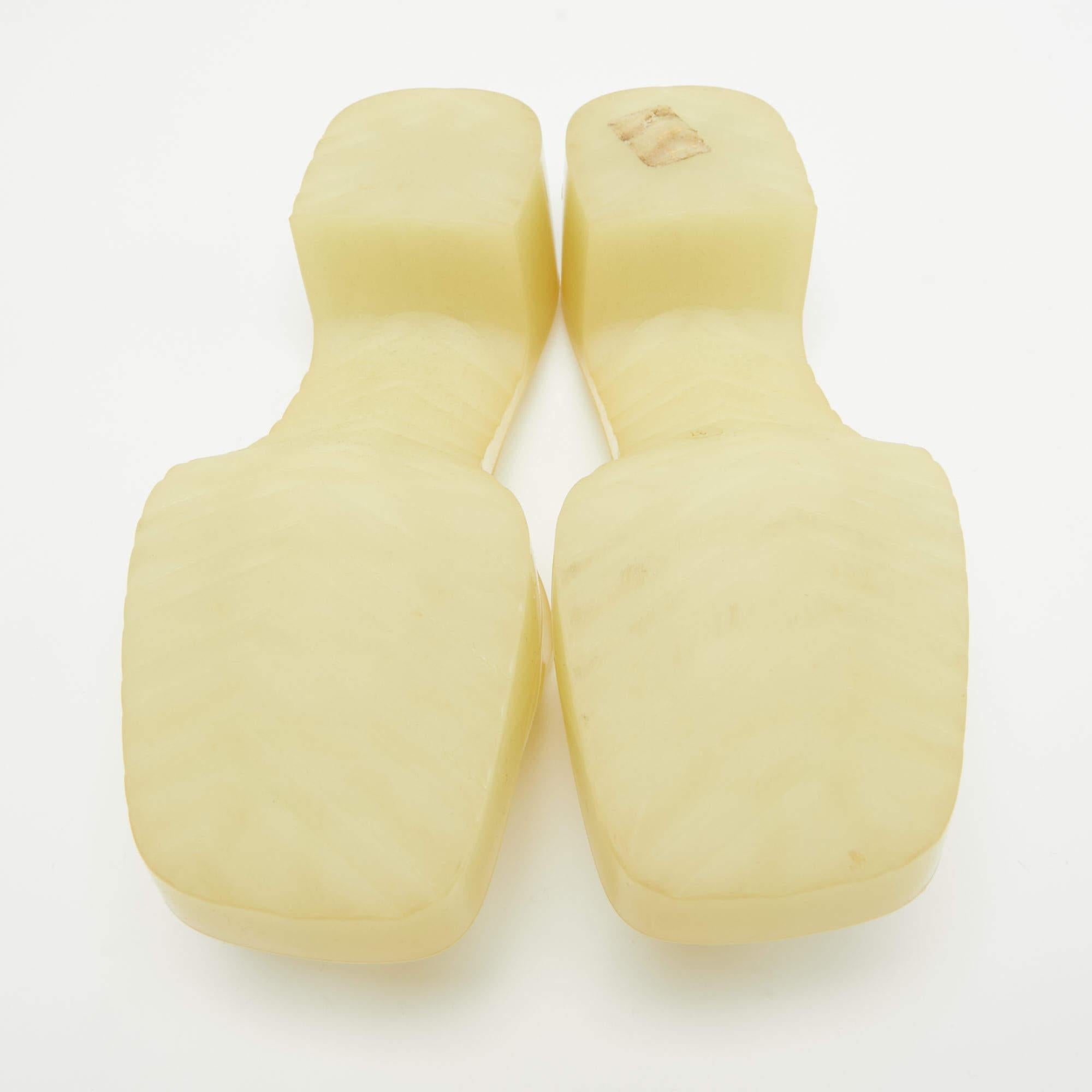 Gucci Light Yellow Rubber Logo Embossed Slide Sandals Size 37 For Sale 1